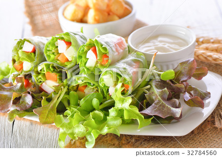 vegetable salad roll for healthy 32784560
