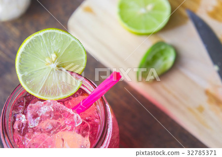 Lime is a good variety to decorate and decorate 32785371