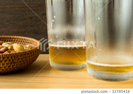 Beer drinking left drinking 32785416