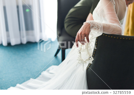 Garter on the leg of a bride, Wedding day moments 32785559