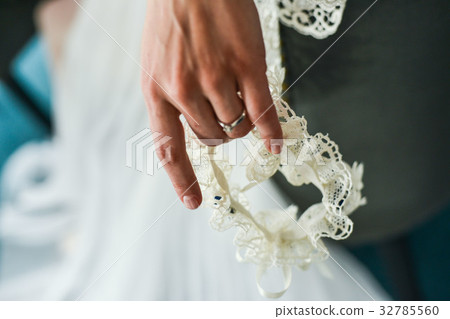 Garter on the leg of a bride, Wedding day moments 32785560