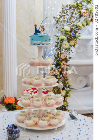 Wedding cake with red roses 32785602