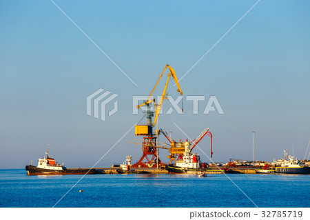 gantry crane in the dock in Heraklion on Crete gantry crane in the dock in Heraklion on Crete 32785719