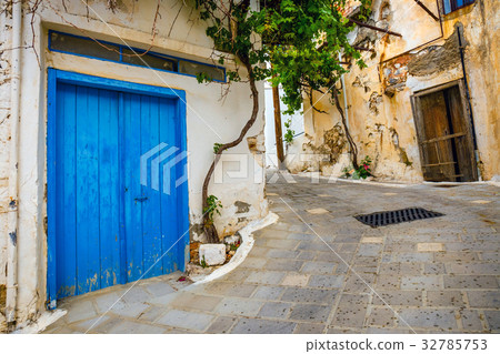 Narrow street in the village of Kritsa, Crete Narrow street in the village of Kritsa, Crete 32785753
