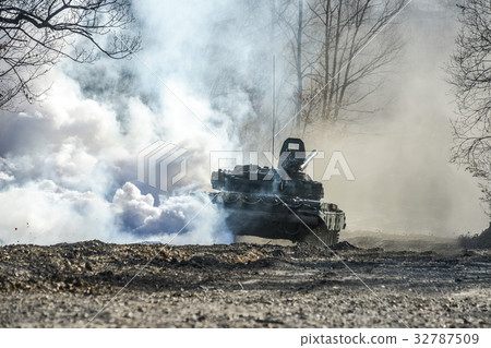 Russian tank T-72 32787509