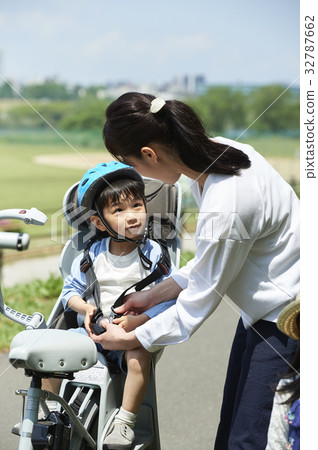 父母和孩子騎電動自行車 父母和孩子騎電動自行車 32787662