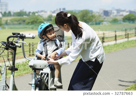 父母和孩子騎電動自行車 父母和孩子騎電動自行車 32787663