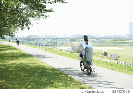 父母和孩子騎電動自行車 父母和孩子騎電動自行車 32787666