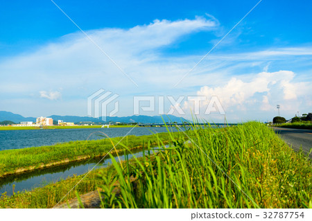 Summer sky seen from Onga River, Fukuoka Prefecture 32787754