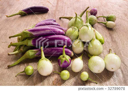 Round long fresh organic raw purple green brinjal 32789078