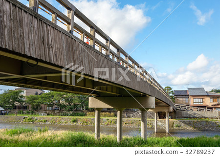 在古城金澤淺野河的Umeno橋 在古城金澤淺野河的Umeno橋 32789237
