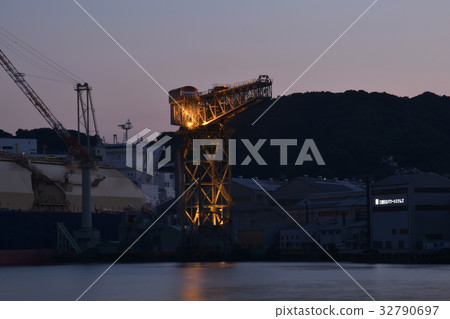 Giant cantilever crane 32790697