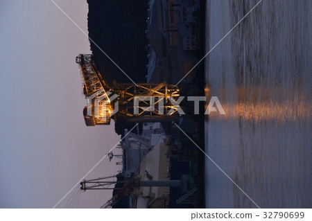 Giant cantilever crane 32790699