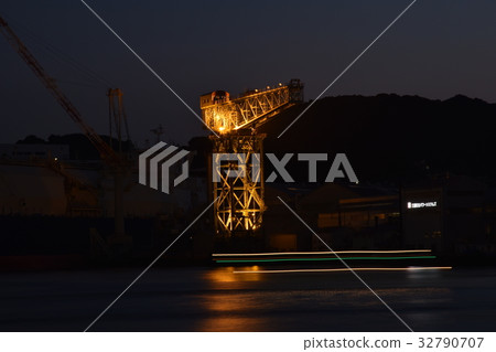 Giant cantilever crane 32790707