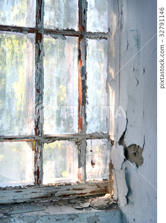 Old window with shabby cracked paint 32791146