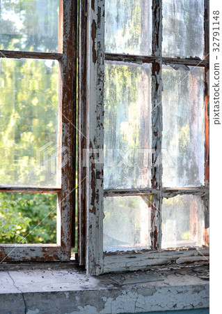 Old window with shabby cracked paint Old window with shabby cracked paint 32791148