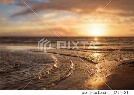 Beautiful Summer Golden sunset on the sea 32791814