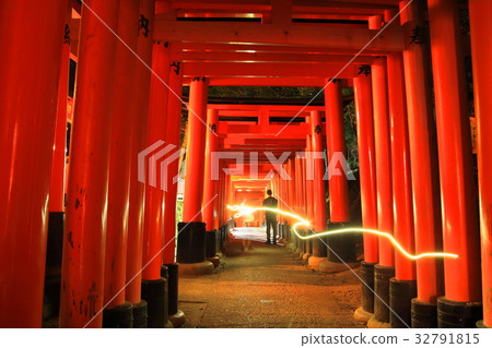 Senbon Torii of Fushimi Inari Taisha Shrine 32791815