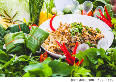 Spicy minced pork 32792359