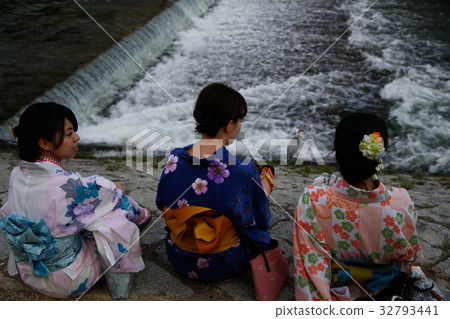 Take a walk with yukata in Kyoto 32793441