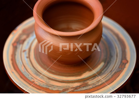 Potter making ceramic pot on the pottery wheel 32793677
