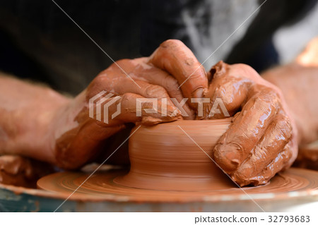 Potter making ceramic pot on the pottery wheel 32793683