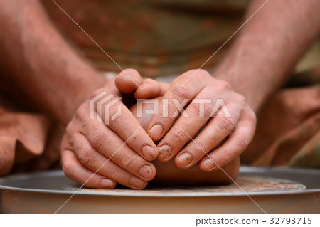 Potter making ceramic pot on the pottery wheel 32793715