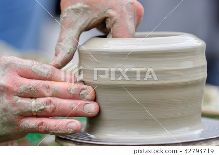 Potter making ceramic pot on the pottery wheel 32793719