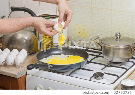Fried eggs. Close-up 32793785