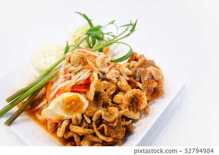 Papaya salad (somtum) 32794984