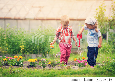 Boy and boy playing in the garden 32795016