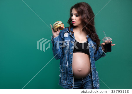 Portrait of pregnant woman with fast food Portrait of pregnant woman with fast food 32795118