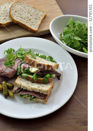 烤牛肉三明治/烤牛肉三明治 烤牛肉三明治/烤牛肉三明治 32795301