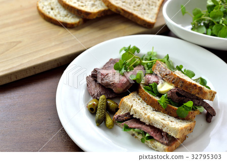 Roast beef sandwich / roast beef sandwich Roast beef sandwich / roast beef sandwich 32795303