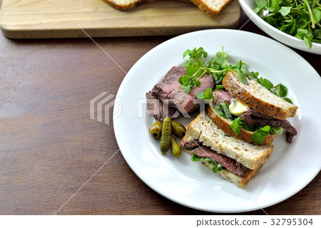 烤牛肉三明治/烤牛肉三明治 烤牛肉三明治/烤牛肉三明治 32795304