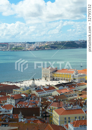 Praca do Comercio from Castelo de Sao Jorge Praca do Comercio from Castelo de Sao Jorge 32795532