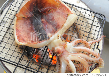 Bake squid's dried fish in a shrimp 32795721