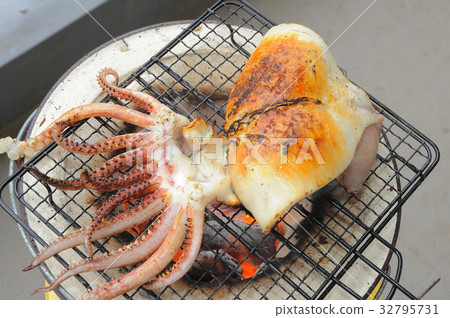 Bake squid's dried fish in a shrimp 32795731