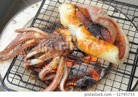 Bake squid's dried fish in a shrimp 32795733