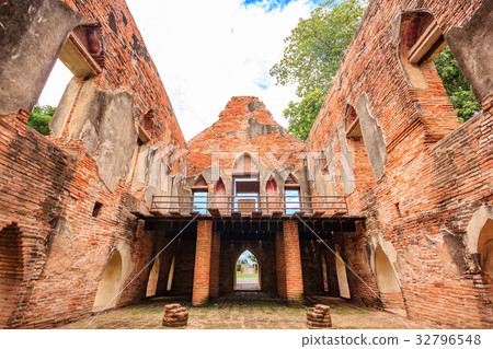 Old ancient ruin of Kham Yat Palace ancient city Old ancient ruin of Kham Yat Palace ancient city 32796548