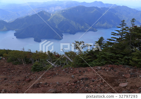 中禪寺湖從山附近觀看。 中禪寺湖從山附近觀看。 32797293