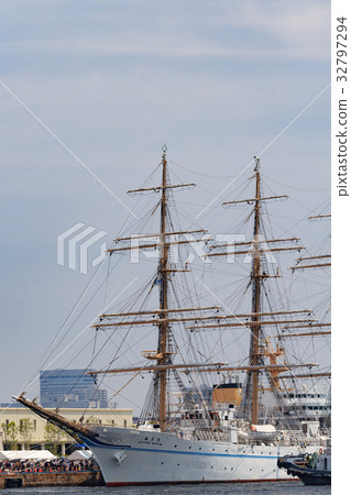 在神戶港的帆船Kaioh Maru 32797294