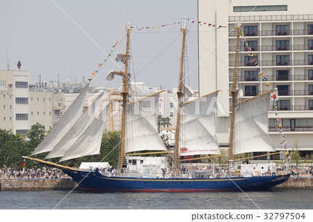 “Mirai”號航行在神戶帆船Festa上航行 32797504