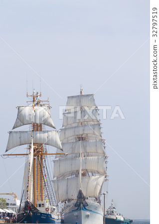 Kaioharu and "Mirai to" sail drilled with Kobe sailing ship Festa Kaioharu and "Mirai to" sail drilled with Kobe sailing ship Festa 32797519