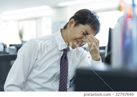 Eye fatigue business man Eye fatigue business man 32797640