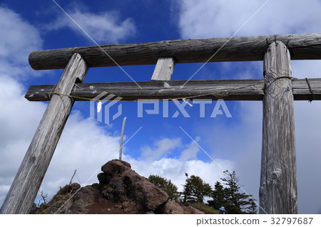 Futarasan Okami Okamiken和鳥居山頂的鳥居。 Futarasan Okami Okamiken和鳥居山頂的鳥居。 32797687