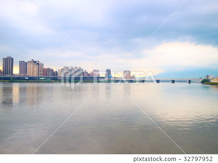 河岸留影 32797952