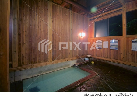 Get into a secret bath 32801173