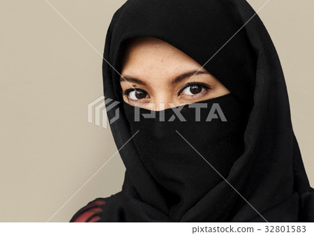 Middle eastern woman in hijab studio portrait Middle eastern woman in hijab studio portrait 32801583