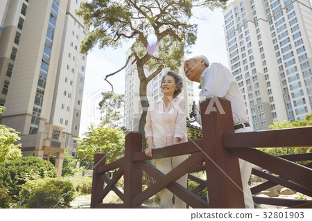 老年夫婦 老年夫婦 32801903